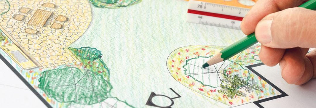 Gartenskizze anlegen auf Papier mit Buntstiften