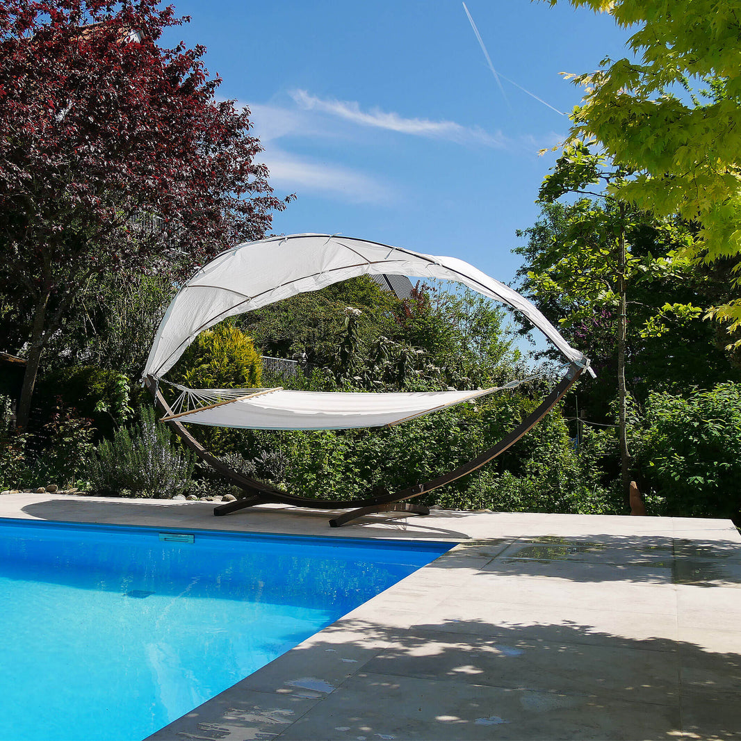 Poolumrandung Ecke in beiger Kalksteinoptik aus Feinsteinzeug