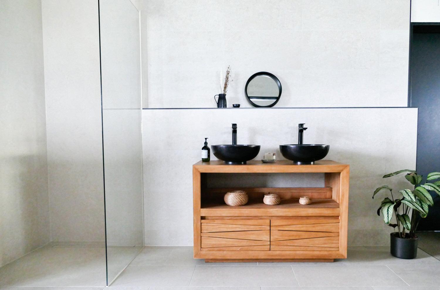 Arvid Badunterschrank aus Teakholz kombiniert mit schwarzen Marmorbecken