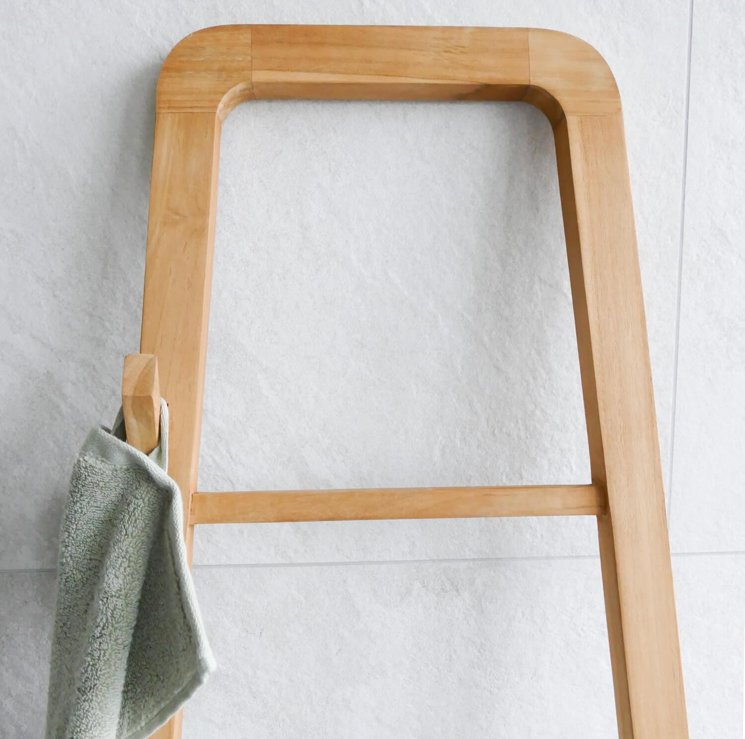 Handtuchleiter aus Teakholz oben Bad