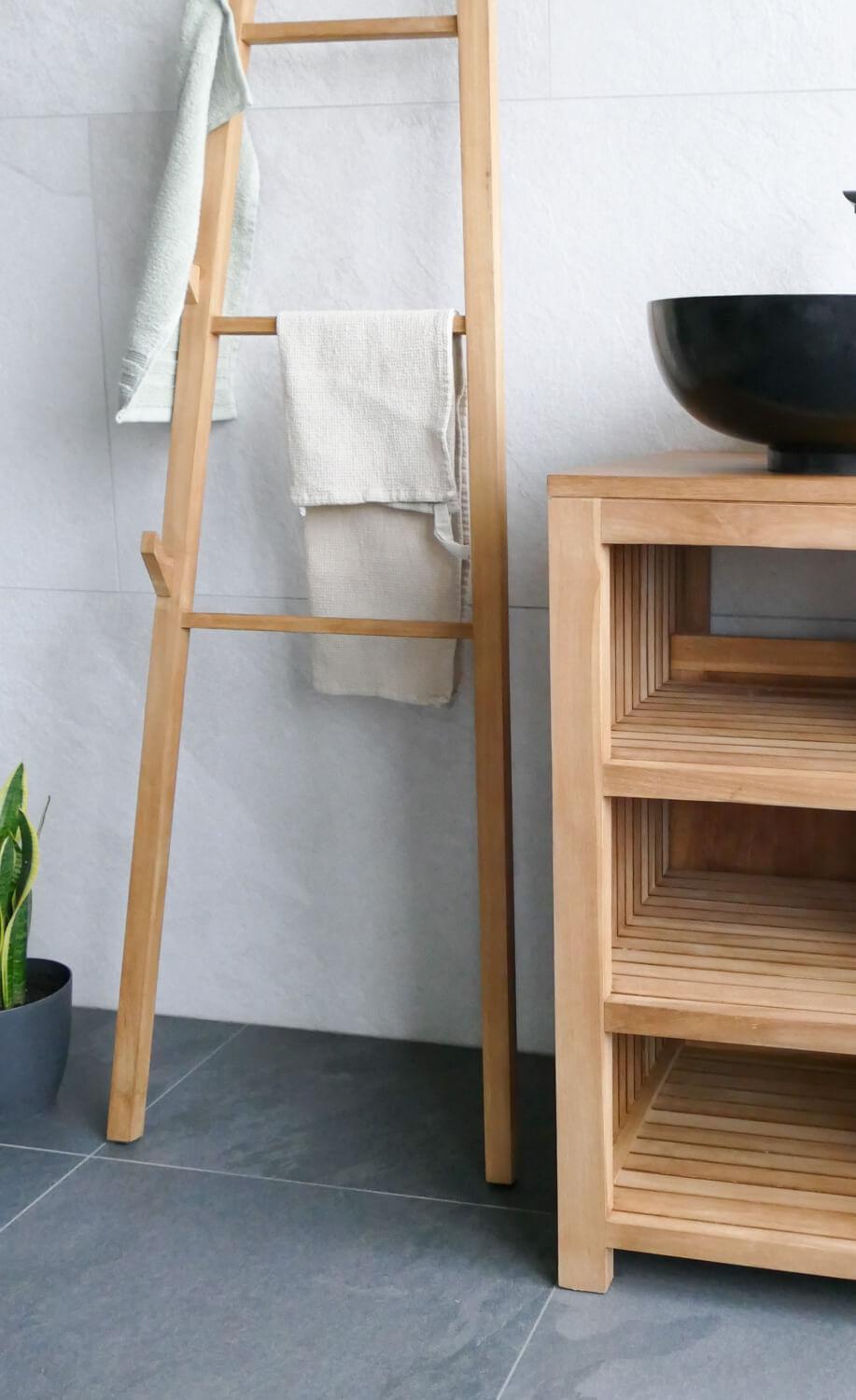 Handtuchleiter aus Teakholz mit drei Spoßen