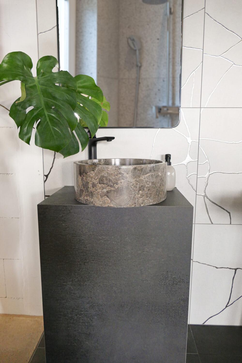 Waschbecken grau aus Marmor