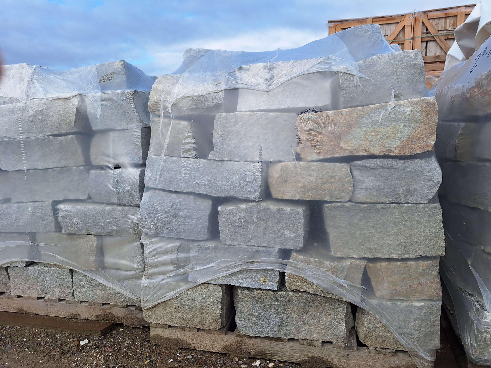 Mauersteine italienischer Naturstein Luserna Gneis gespalten und palletiert