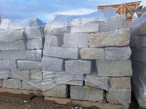 Mauersteine italienischer Naturstein Luserna Gneis gespalten und palletiert