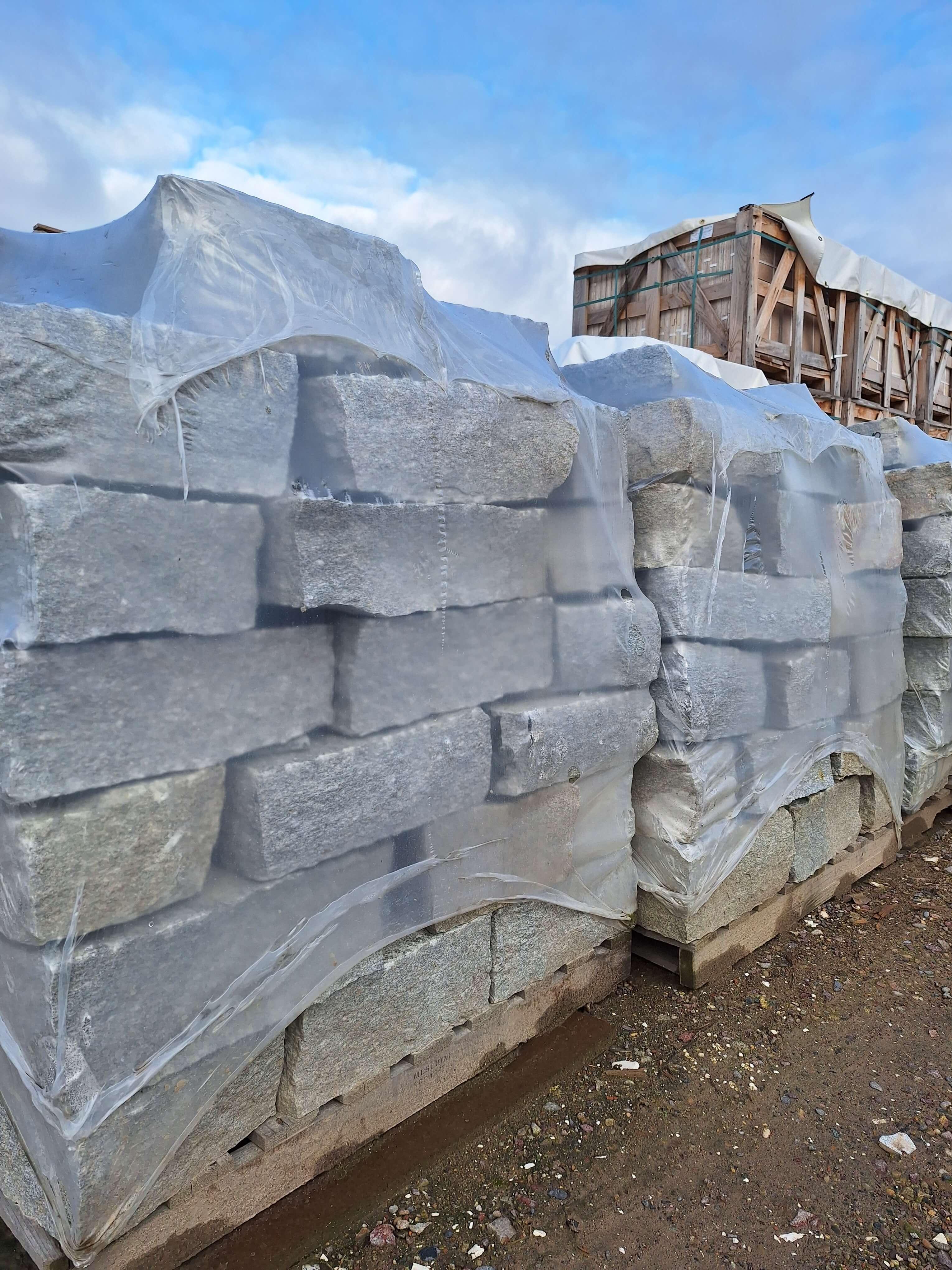 Mauersteine aus Luserna Gneis italienischer grauer Naturstein gespalten auf Palette verpackt
