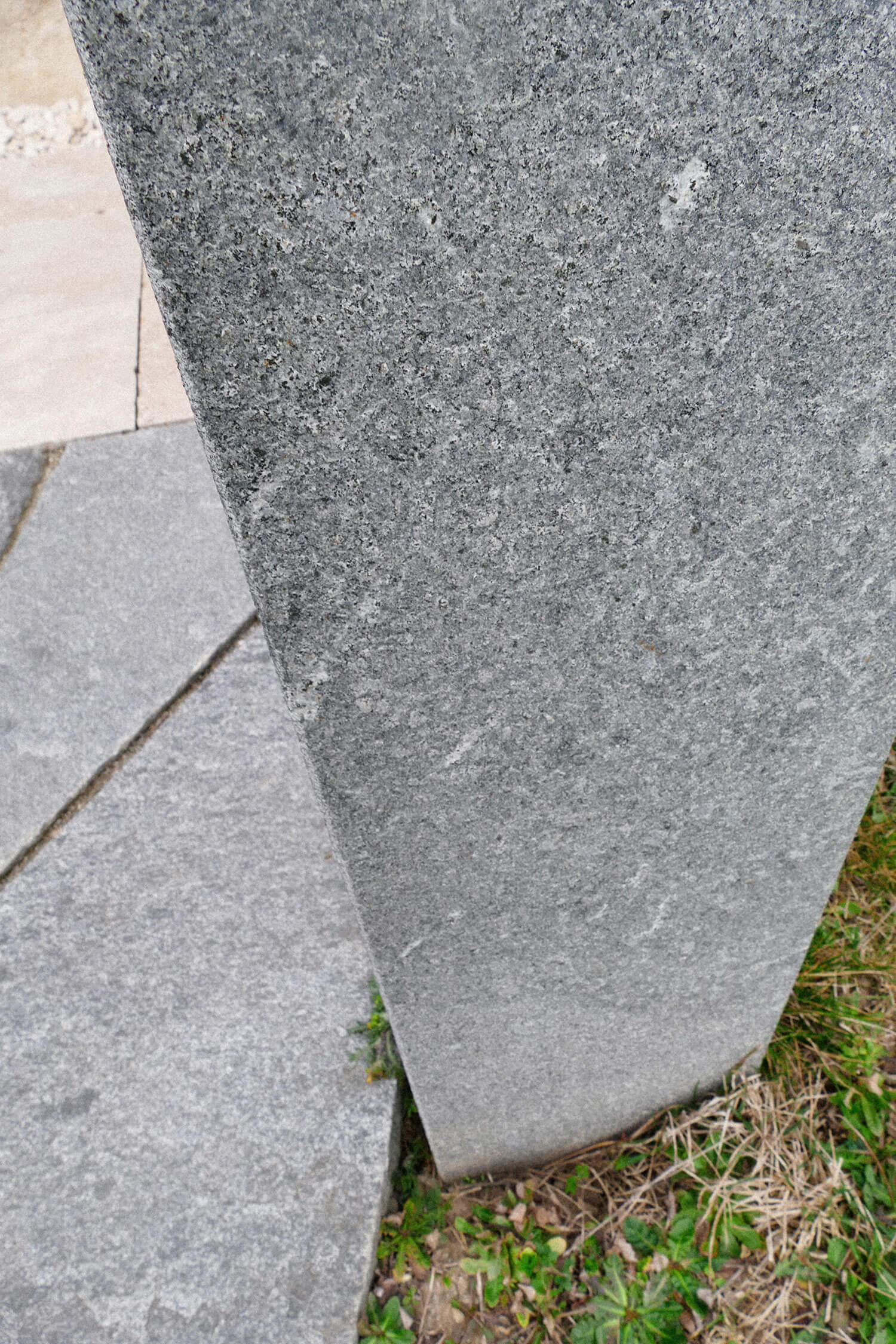 Granitstele Padang dunkel