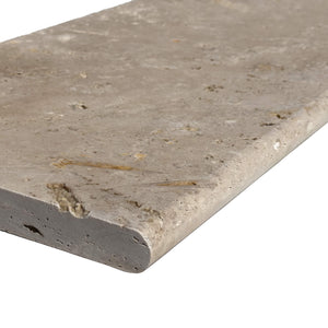 Kantenansicht einer Poolrandplatte aus Tarvertin gerundete Kante