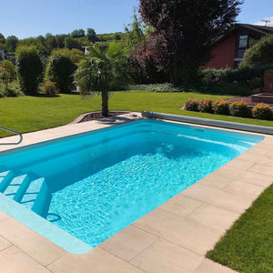 Poolumrandung in Kalksteinoptik Rio Dorato in mediterranem Garten