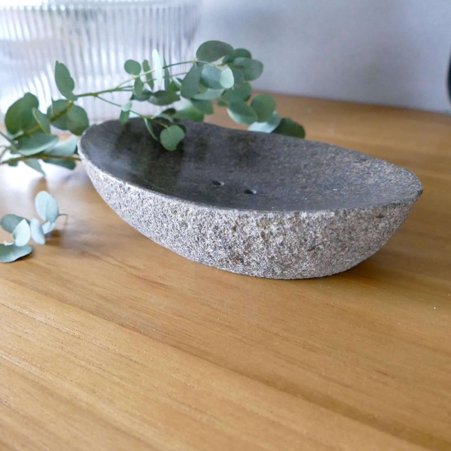 Seifenschale aus Flussstein bearbeitete Oberfläche