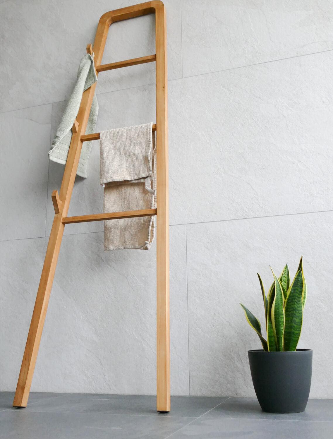 Handtuchleiter Teakholz mit Handtuch