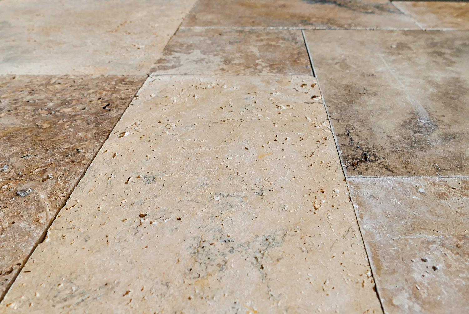 Travertin Multicolor Fliesen im römischen Verband