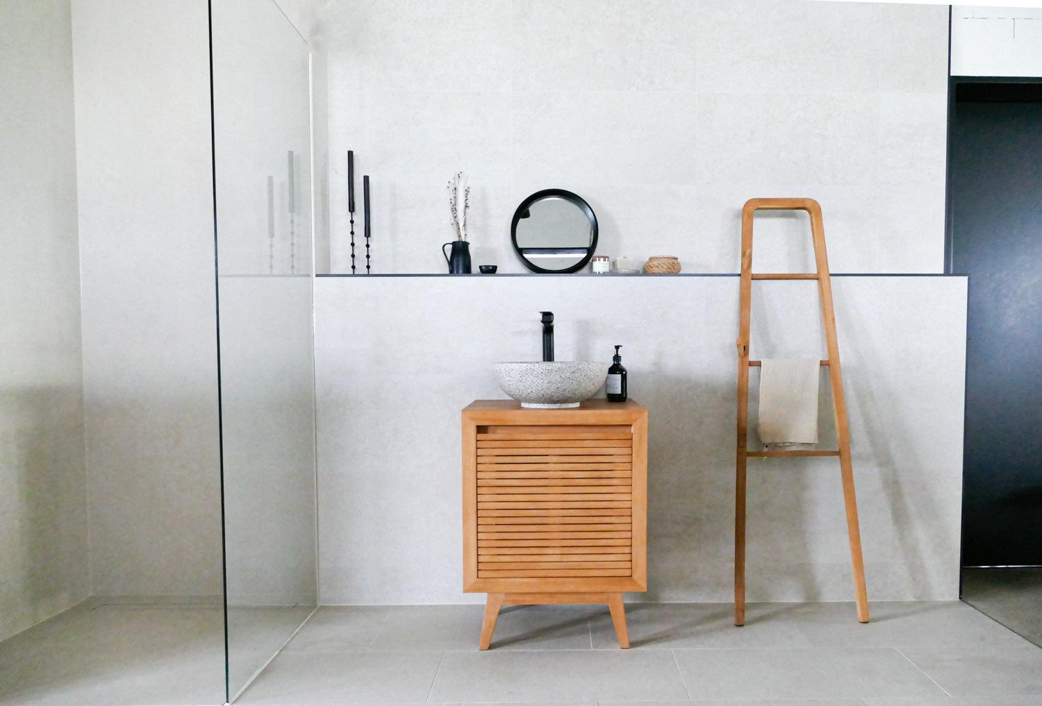 Teakholz Badunterschrank mit Terrazzobecken grau