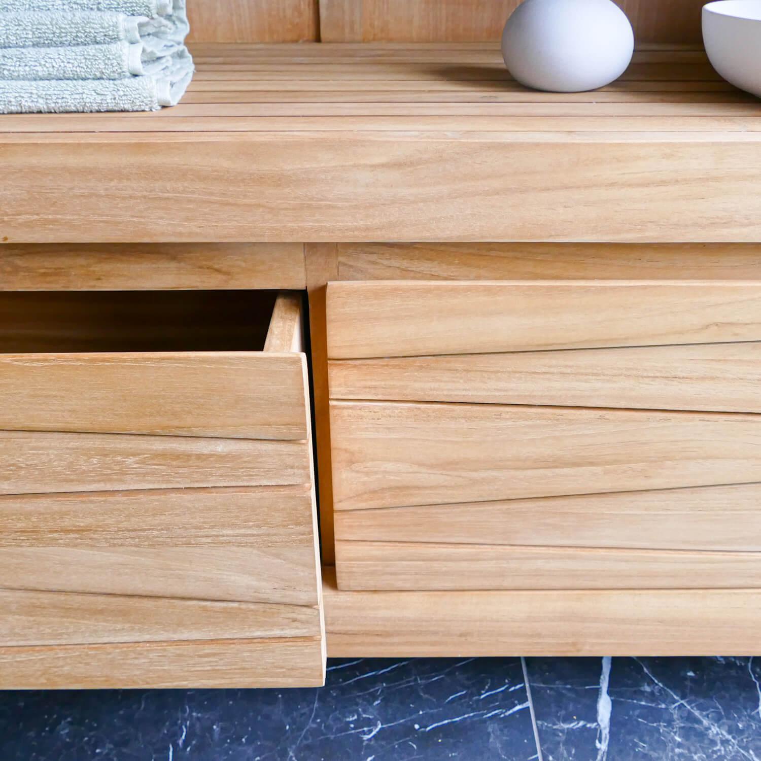 Badschrak Arvid mit einem Regalfach und zwei geräumigen schubladen.