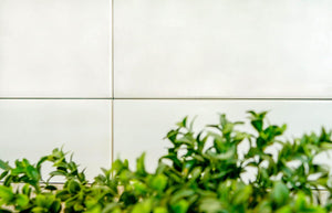 Weiße Fliesen im Kreuzverband