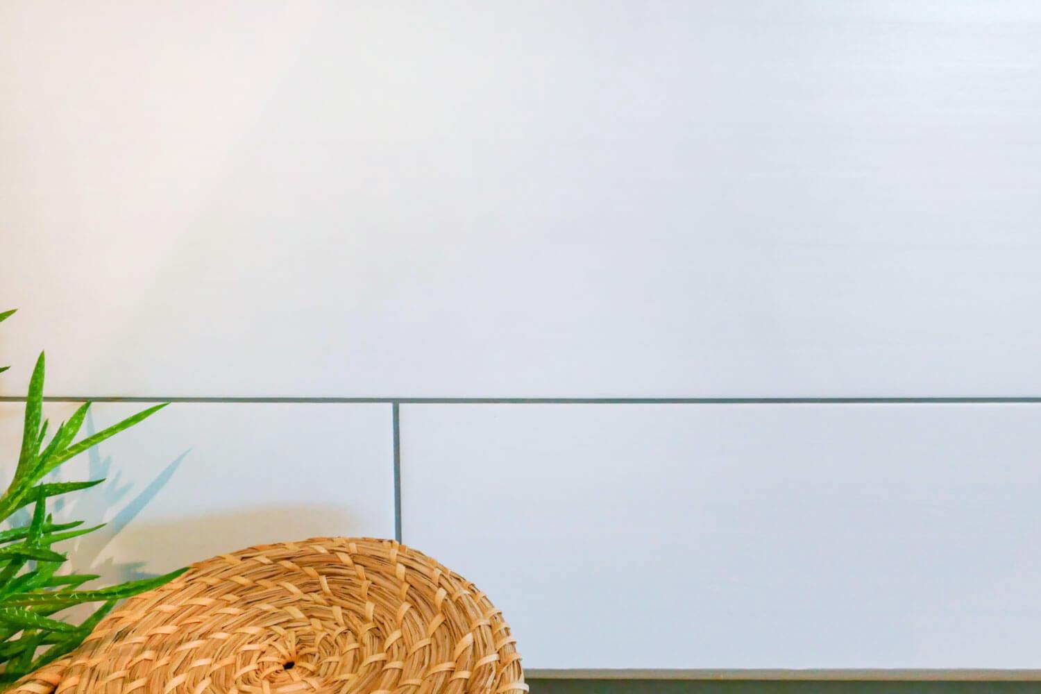 Weiße Fliesen im Badezimer