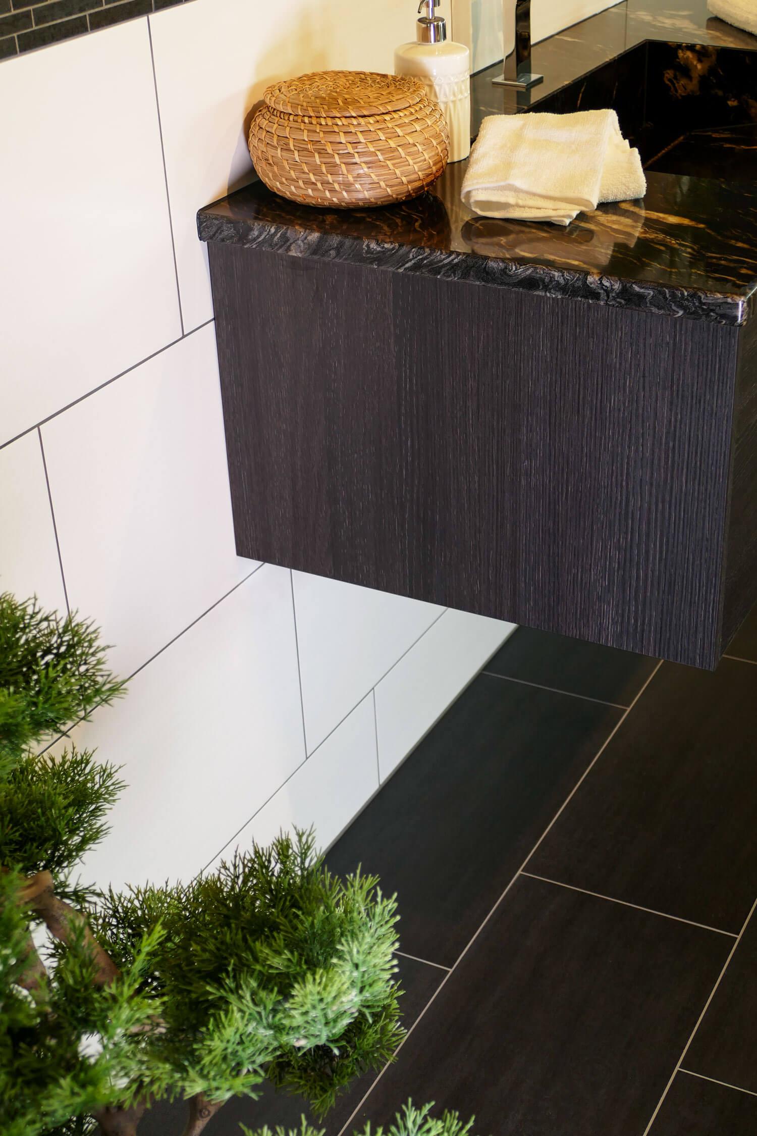 Weiße matte Fliesen für Badezimmer