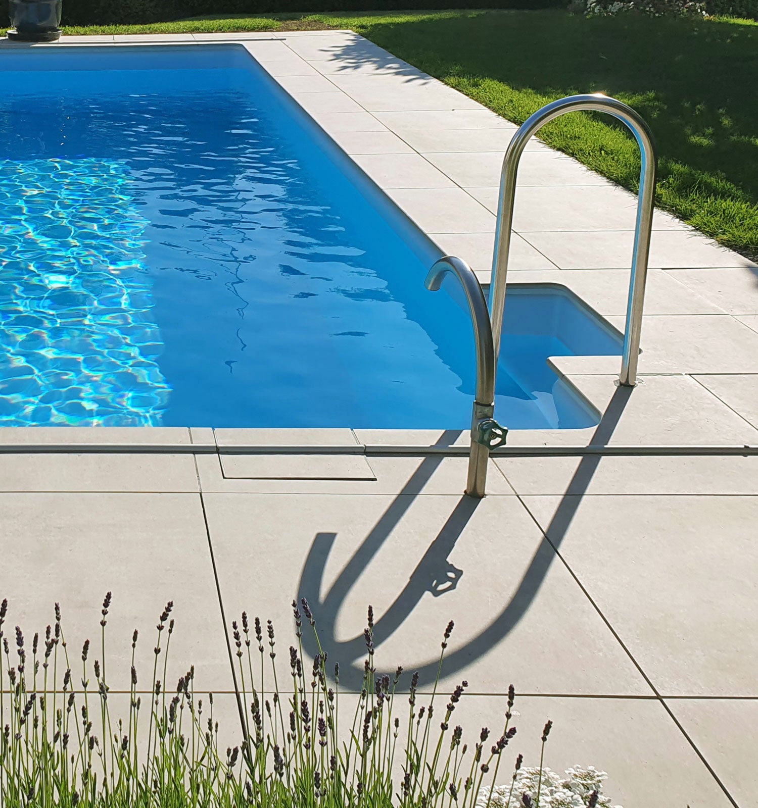 Terrassenplatten Betonoptik Beige als Poolumrandung