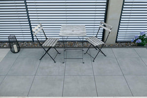 Moderne Terrassenplatten in grauer Betonoptik