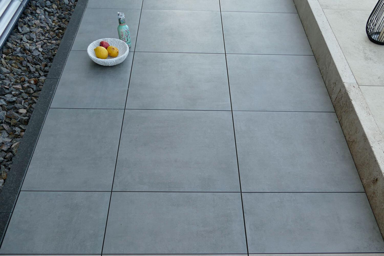 Schlichte Terrasse mit Feisnteinzeug grau Betonoptik