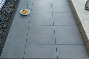 Schlichte Terrasse mit Feisnteinzeug grau Betonoptik