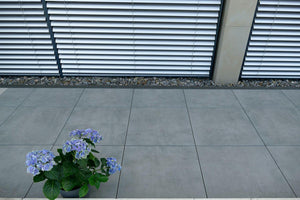 Graue Betonoptikplatten Feinsteinzeug