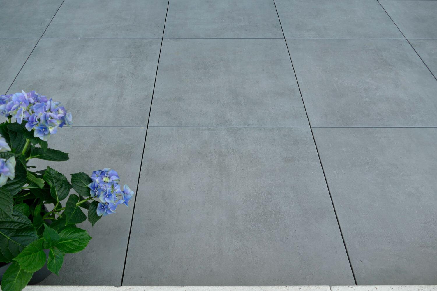 Fläche Terrasse Feinsteinzeug grau