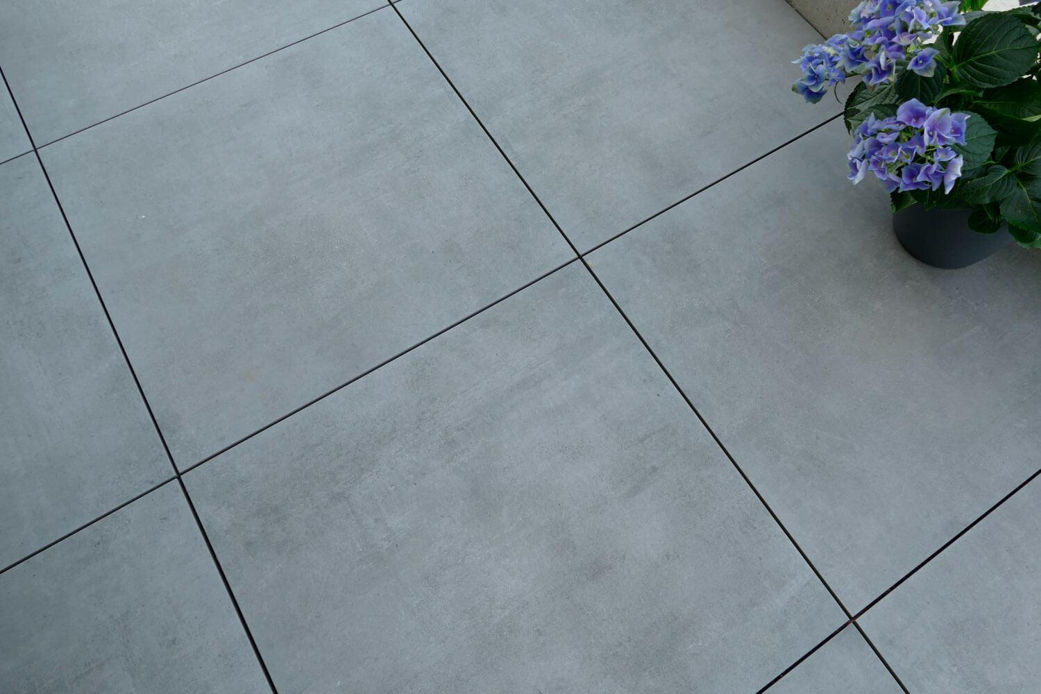 Feinsteinzeug Betonoptik in warmen Grautönen