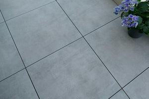 Feinsteinzeug Betonoptik in warmen Grautönen