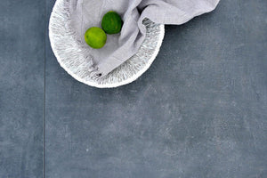 Detail Terrassenplatten in Betonoptik schwarz