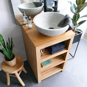 Terrazzo Waschbecken auf Holzunterschrank