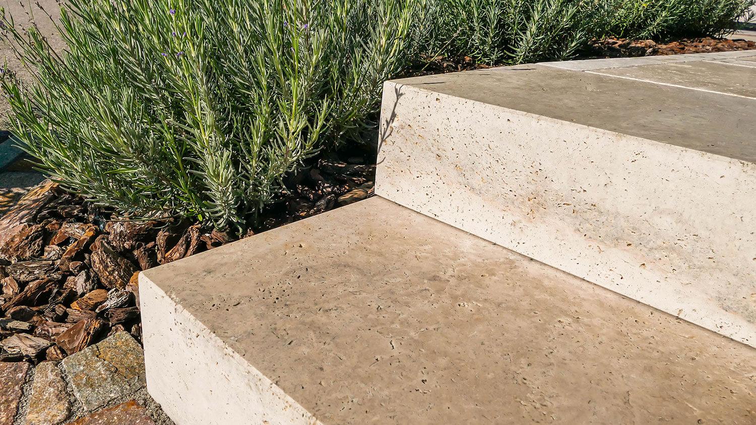 Blockstufen Travertin Poren