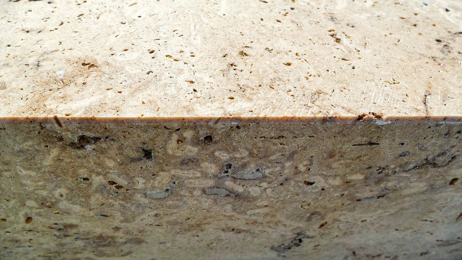 Detail gefaste Kante Travertinstufen