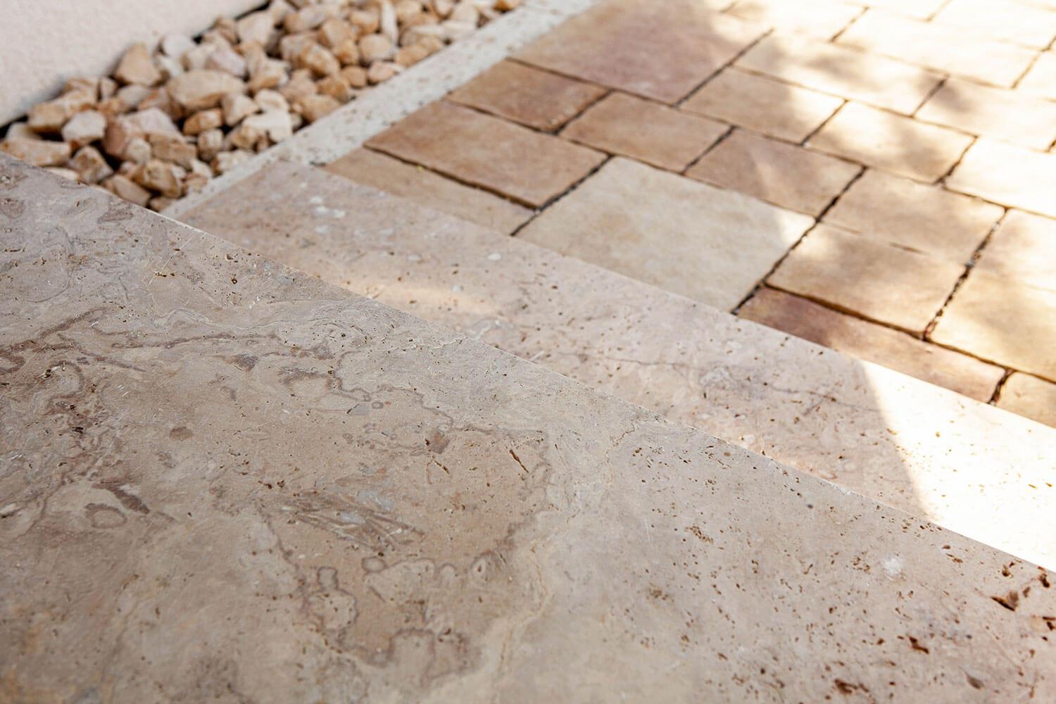 Detailansicht Blockstufen Travertin Medium