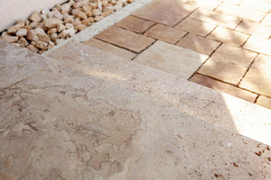 Detailansicht Blockstufen Travertin Medium