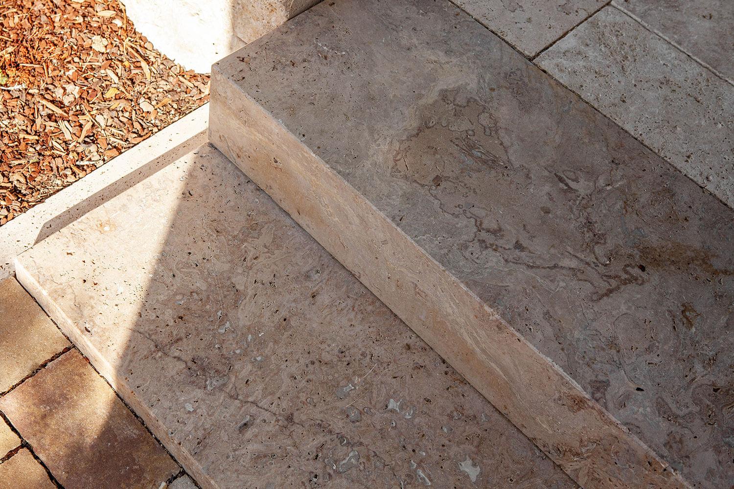 Blockstufen aus Travertin Medium