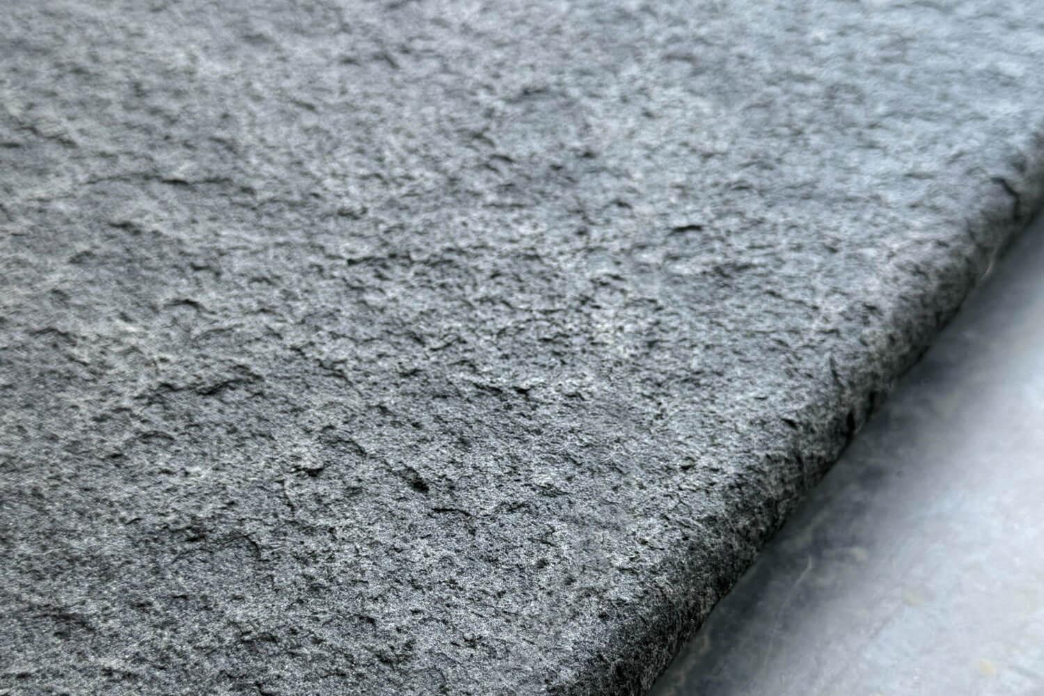 Poolumrandung aus Basalt mit gerundeter Kante