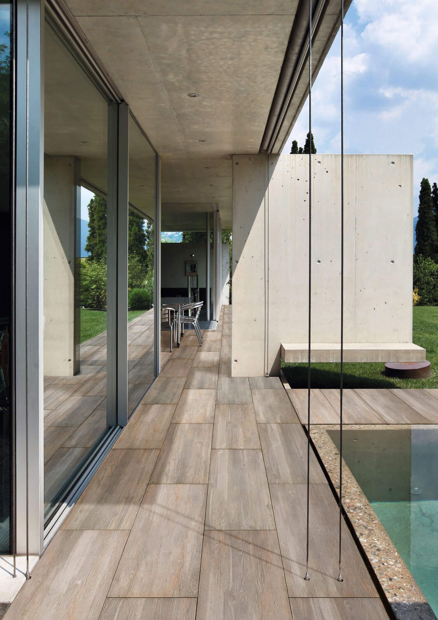 Moderne Terrasse mit Terrassenplatten in Holzoptik von Emperor®