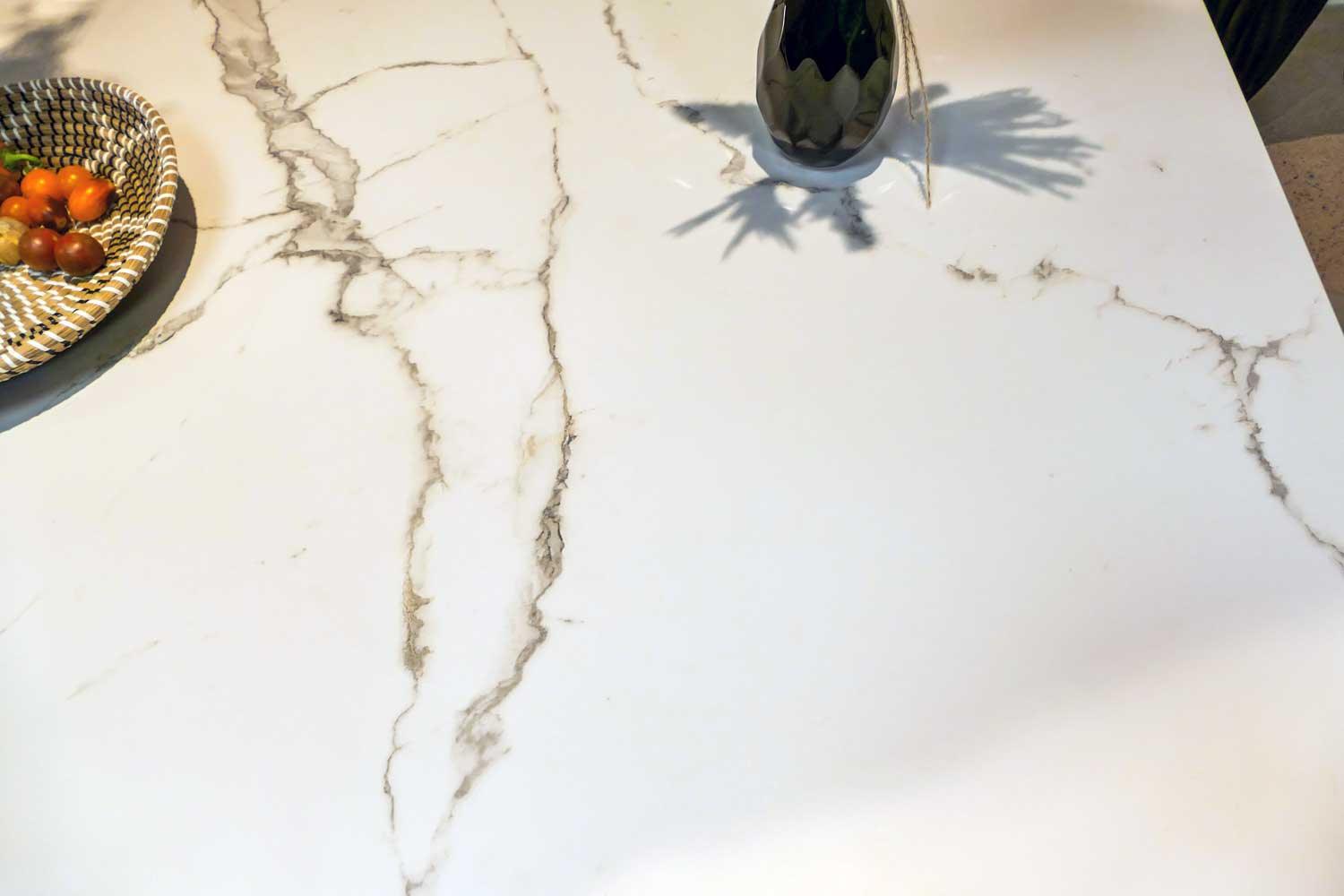 Esstisch Marmoroptik weiß Kufe