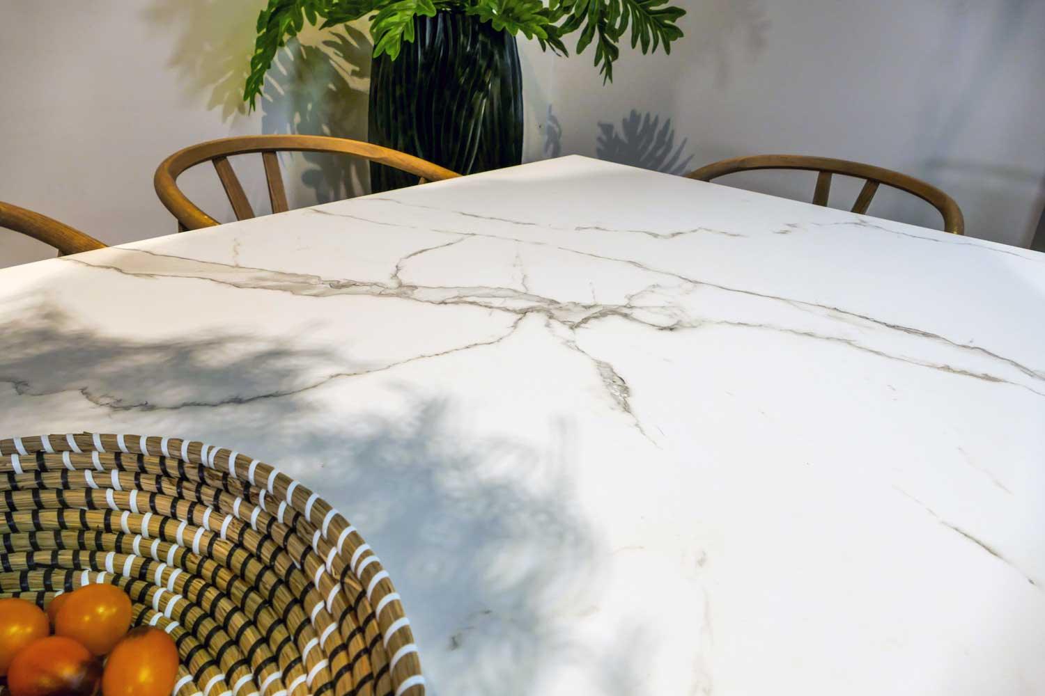 Esstisch Marmoroptik weiß Kufe