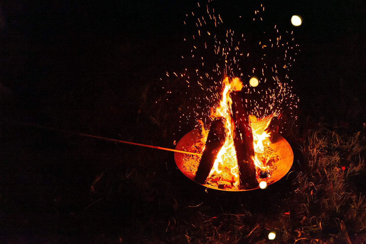Stimmungsvolles Ambiente mit Feuerschale