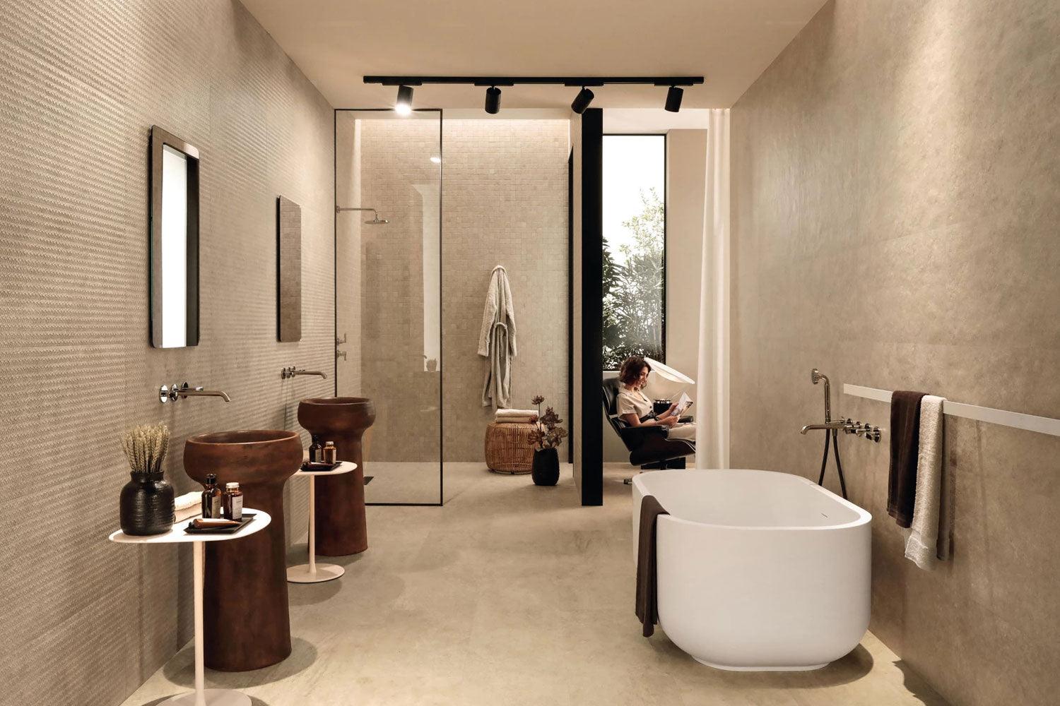 Badezimmer im natürlichen Japandi Stil mit Fliesen pureto® Monaco Beach 37,5 x 75 cm