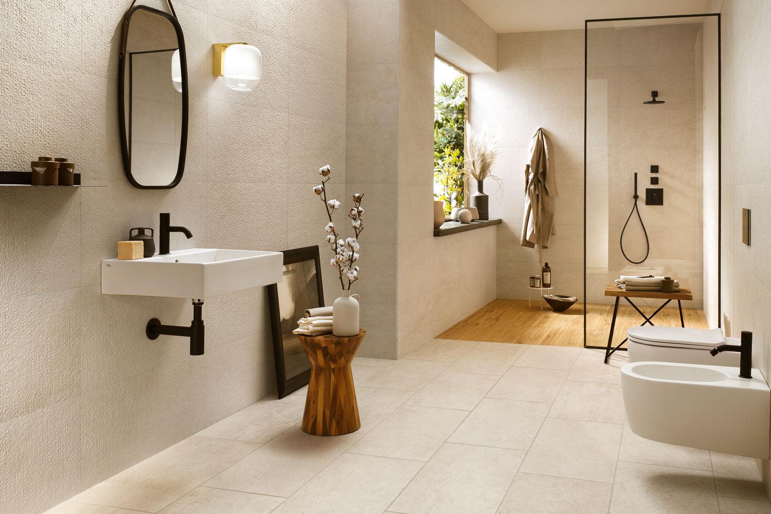 Badezimmer im Japandi Stil mit pureto® Monaco White Fliesen in Steinoptik Format 37,5 x 75 cm