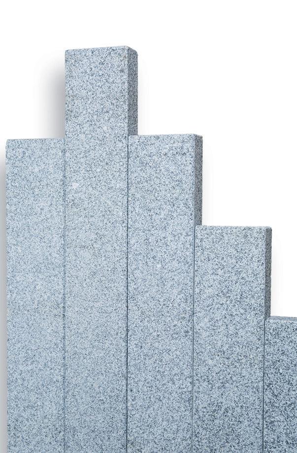 Granitstelen gestrahlt hellgrau