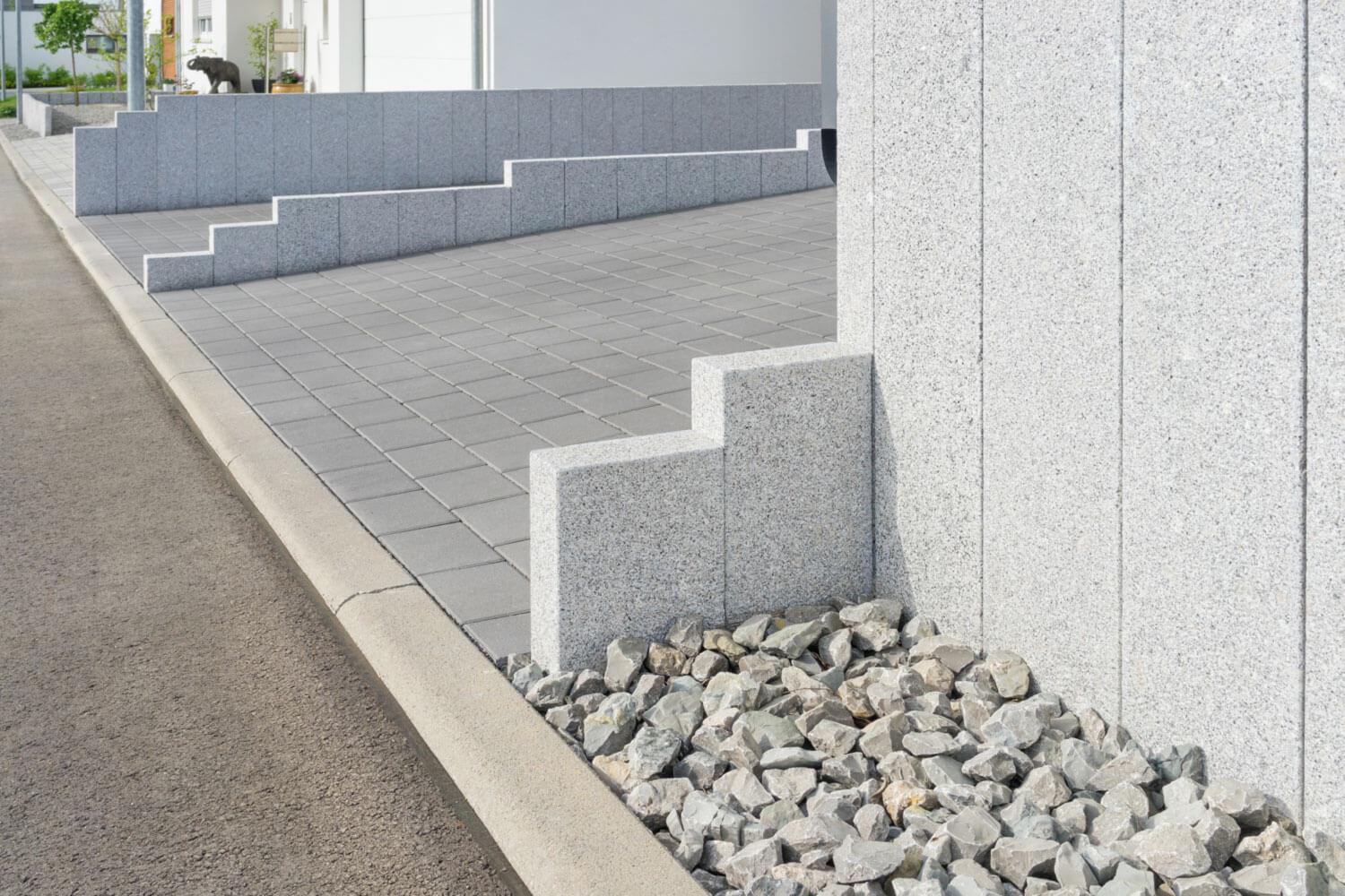 Einfahrt mit modernen Granitstelen mit gestrahlter Oberfläche