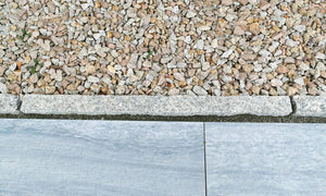 Puristischer Garten mit Granit