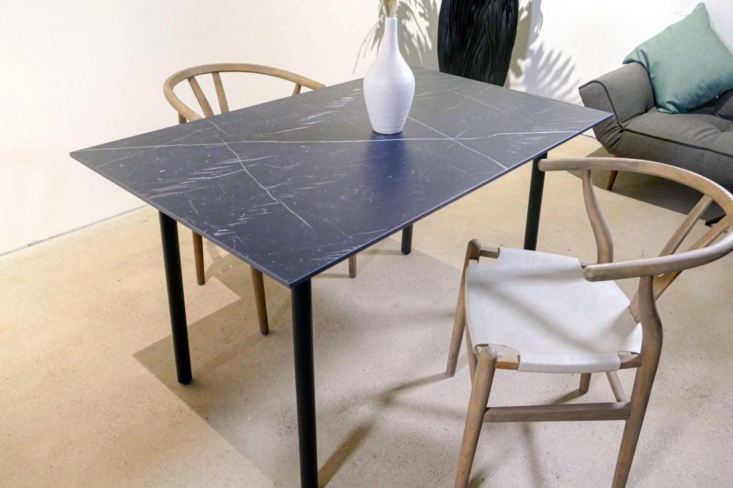 Tisch Marmoroptik schwarz 130 cm