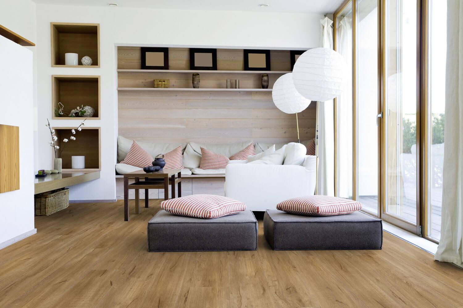 Wohnbereich mit Klickvinyl in Holzoptik Eiche Gold
