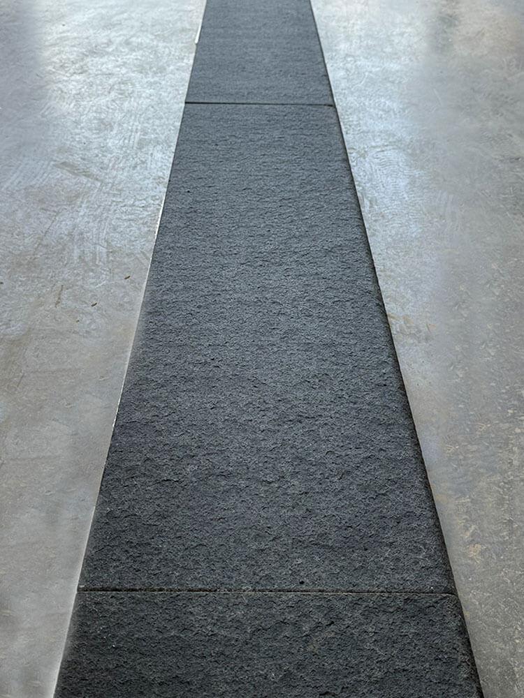 Poolumrandung aus Basalt ausgelegt