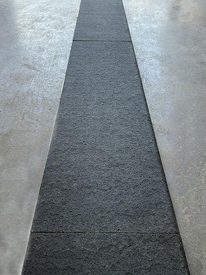 Poolumrandung aus Basalt ausgelegt