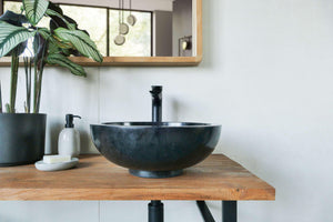 Marmorbecken schwarz auf Waschtisch aus Teakholz